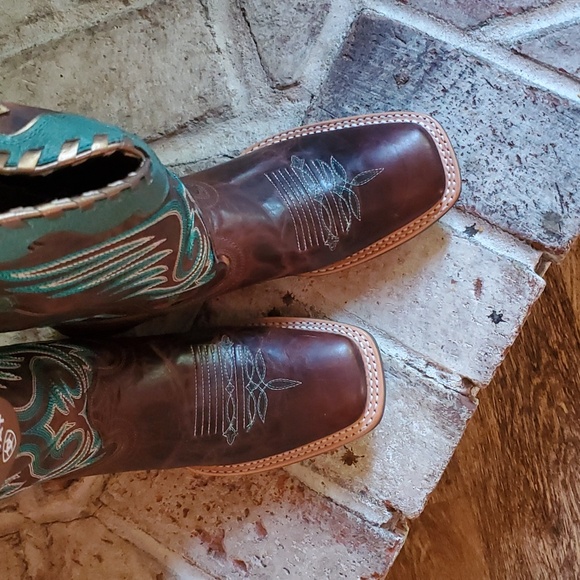 ARIAT BOOTS - Picture 2 of 4